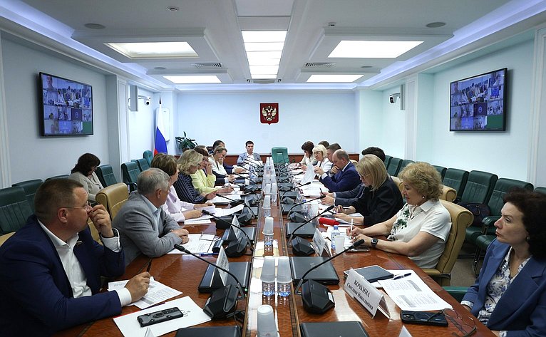 Иллюстрация к новости: В Комитете Совета Федерации по социальной политике обсудили вопросы совершенствования системы обязательного медицинского страхования